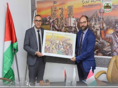 بلدية دورا تبحث مع الوكالة الإيطالية للتعاون الإنمائي (AICS) سبل تعزيز التعاون المشترك